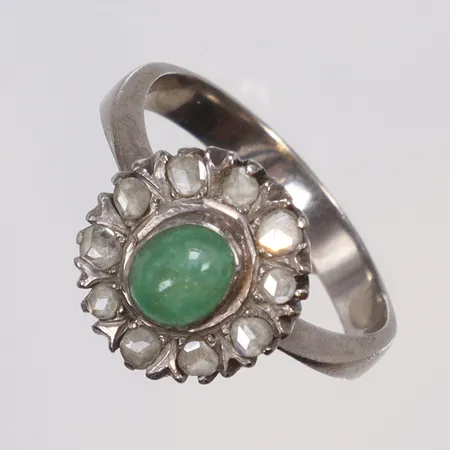 Ring i vitguld med grön sten samt rosenslipade diamanter 10xca0,03-0,05ct stl 19 bredd 3-13mm, (stämplad K18), men håller för 14K Vikt: 4,5 g