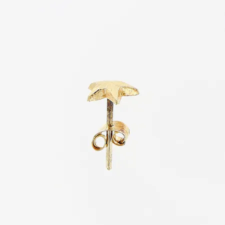 Enstaka örhängen, stjärna, 6x6mm, skevt stopp, 18K.  Vikt: 0,2 g