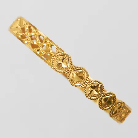 Armring, innermått ca 55 x 50mm, Ø 16cm, bredd 5-7,5mm, öppningsbart, skev, 22K Vikt: 18,4 g
