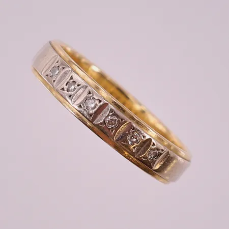 Ring tvåfärgad med 8/8-slipade diamanter 6xca0,01ct, stl 19¼, bredd 4,5mm, skev. 18K  Vikt: 4,9 g