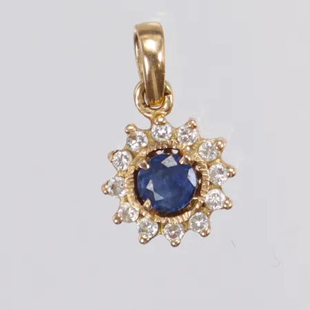 Hänge i carmosé med blå sten samt diamanter 12xca0,01ct, 8x14mm inklusive hängöglan, 18K Vikt: 1,4 g