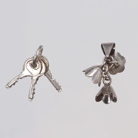 2st Hängen, Nycklar & Blommor, längd 17-20mm silver 830/1000  Vikt: 2,4 g
