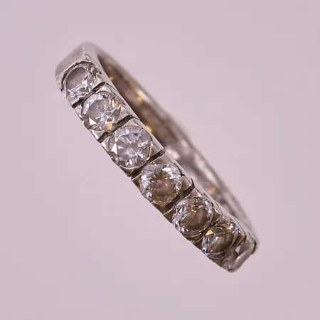 Ring med vita stenar, stl 17, bredd 3-3,5mm, GHA. 925/1000 silver Vikt: 3,8 g