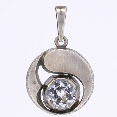 Hänge med vit sten, Ø23mm, tillv. Karl Laine, Finland, slitage, silver 925/1000 Vikt: 5,8 g