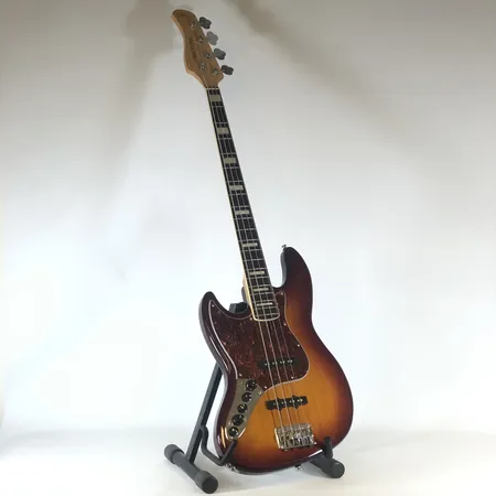 Elbas Marcus Miller Sire V7, serienummer 16341672, Made in Indonesia, vänsterhänt men strängad för att spelas som högerhänt, mindre kosmetiskt slitage, i mjukt fodral Skickas med Bussgods eller PostNord