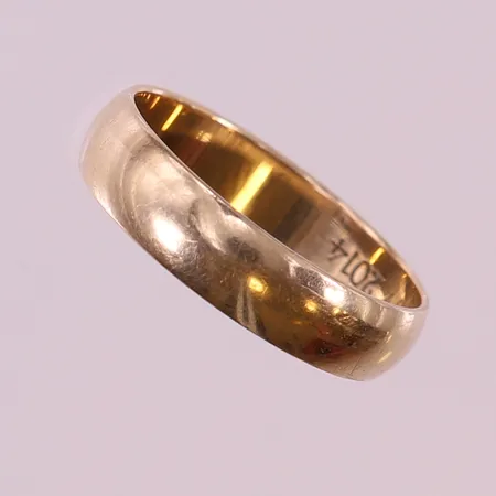 Ring, slät, stl: 19, bredd 5mm, gravyr, 9K.  Vikt: 3 g