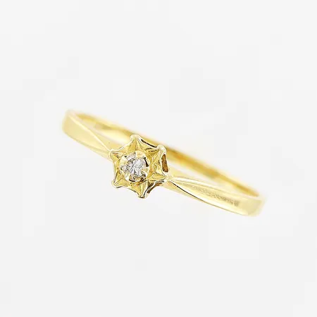 Ring, vit sten, stl 17½, bredd 1,5-4,5mm, skev skena, 18K.  Vikt: 1,5 g
