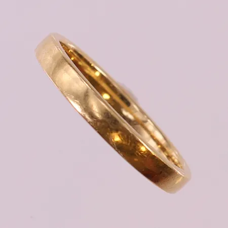 Ring slät, stl 19, ca bredd 3mm. 18K  Vikt: 3,9 g