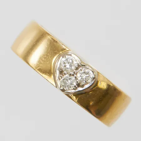Ring, briljantslipade diamanter 3 x ca 0,04ct, stl 16, bredd 5mm, GHA, 18K Vikt: 3,9 g