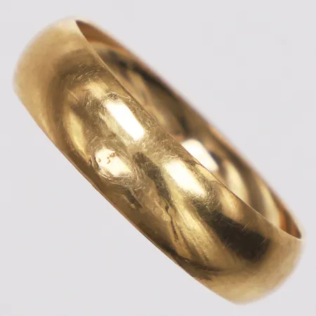 Ring, slät, stl 18½, bredd 5,5mm, gravyr, 18K Vikt: 1,8 g