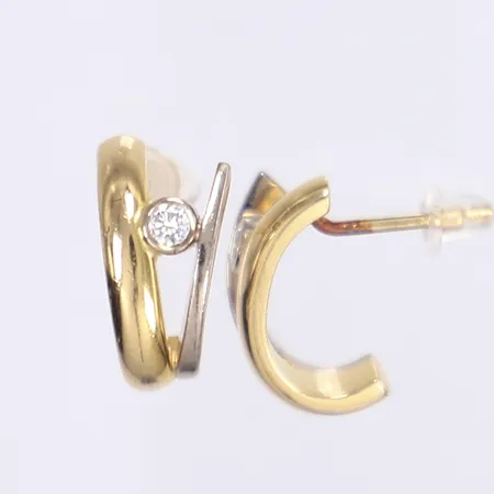 Ett par örhängen med diamanter2x ca 0,03ct, 14x7mm, stoppers i gummi, 18K Vikt: 4,3 g