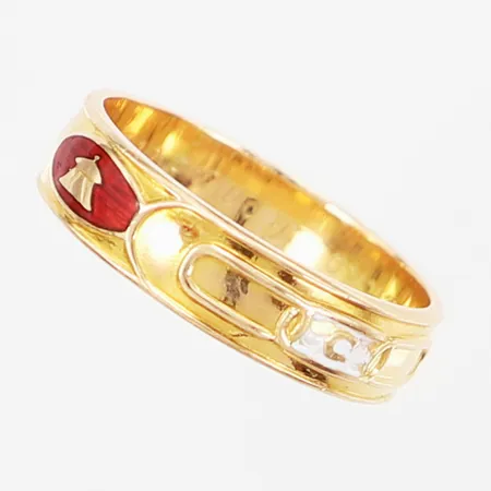 Ordensring, stl 21½, bredd: 6,2mm, gravyr, 18K  Vikt: 7,6 g