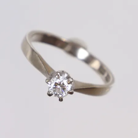 Ring i vitguld med diamant 1xca0,27ct stl 17½ bredd 2-5mm BKG (Be-Kå Guld) Ängelholm 1979, 18K Vikt: 2,8 g