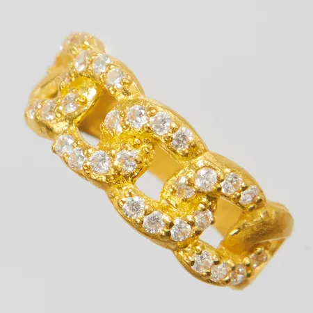 Ring, vita stenar, stl 16¾, bredd 2-7,5mm, thaiguld, skev, 23K Vikt: 4 g