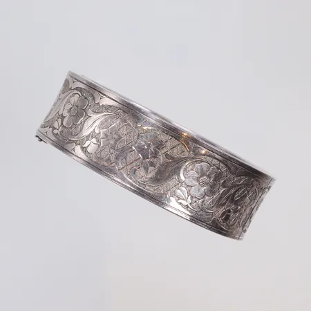 Armband mönstrat med blommor Ø62mm bredd 20mm, 1900-talets första hälft, stämplat A*D, silver 830/1000 Vikt: 34,1 g