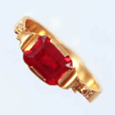 Ring, röd sten, Ø18¼, 18K  Vikt: 3,2 g