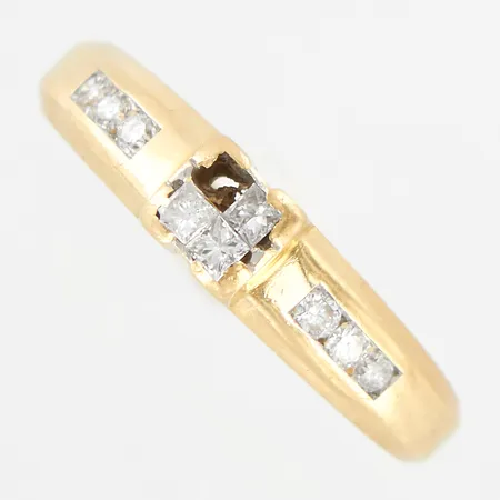 Ring med diamanter 9st ca 0,12ctv, stl 16¾, bredd 4mm, defekt, en diamant saknas, 18K   Vikt: 3,9 g
