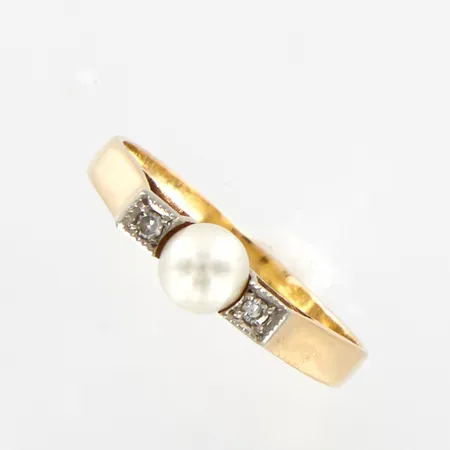 Ring med odlad Pärla Ø5mm samt diamanter 2 x 0,02ct, stl: 17½, bredd: 2,1mm, 18K  Vikt: 2 g