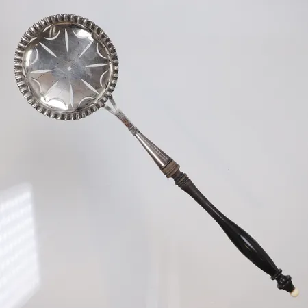 Sockerströare med hantag i trä, 1800-tal, med slitage, längd 23cm, stämplad GW silver 830/1000 Vikt: 21,9 g