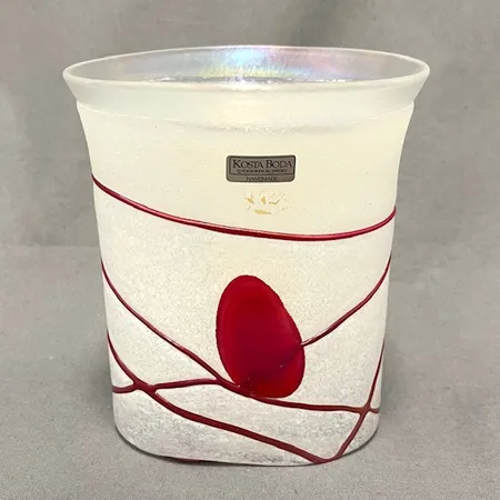 Vas, Galaxy red, Bertil Vallien, Kosta boda, längd 14,5cm, bredd 13cm, djup 10,5cm, signerad, Artist Collection nr 48194.  Skickas med postpaket.
