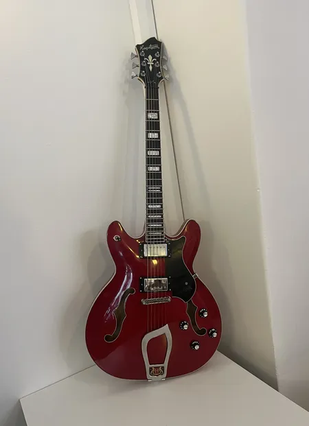 Halvakustisk gitarr, Hagström Viking Wild Cherry, Den halvakustiska Hagström Viking presenterades för första gången 1965. Gitarren kom att bli en av Hagströms mest kända modeller  Elvis Presley använde en i sin comebackshow NBC TV Special från 1968. Fram till 1979 tillverkades olika varianter av Viking i flera tusen exemplar. Dagens Viking-gitarrer har ihålig lönnkropp med genomgående stock och F-hål, hals i kandadensisk lönn och    Vikt: 0 g Skickas med Bussgods eller PostNord