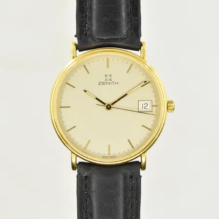 Herrur Zenith 18K, boett Ø34 mm, quartz, datum, läderband, boett nr 30 0090 226, behov av batteribyte, graverad bakboett, etui, bruttovikt 29,4g.