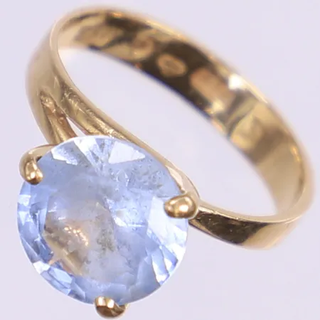 Ring med blå sten, stl 15½, bredd 3-9mm, sten något lös i fattning, 18K Bruttovikt: 2,9g Vikt: 2,9 g
