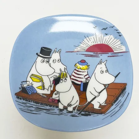 Väggfat Mumin, ca 12,5cm x 12,5cm, Arabia Finland, Mumin familj på flottan, Tove Jansson, porslin. 