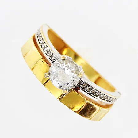 Ring, vita stenar, vitguldsdetalj, stl 17¼, bredd 2-8mm, skev skena, bruksslitage, 21K.  Vikt: 5,5 g