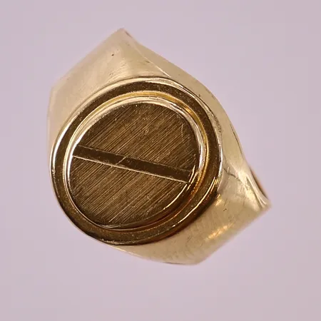 Klackring, stl: 17¾, bredd 4-16mm, skev/bucklig, 18K.  Vikt: 5,1 g