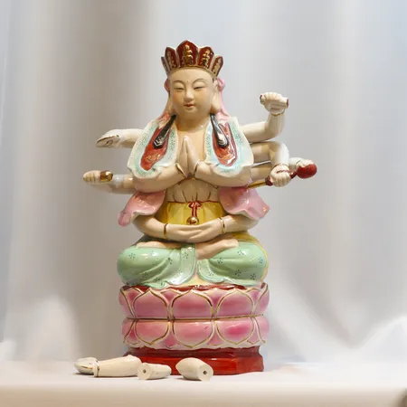 Figurin, troligen s k Durga, sannolikt Kina 1900-tal, handmålad dekor, höjd 27cm, smärre slitage defekt, en trasig arm (i fyra delar)  Vikt: 0 g