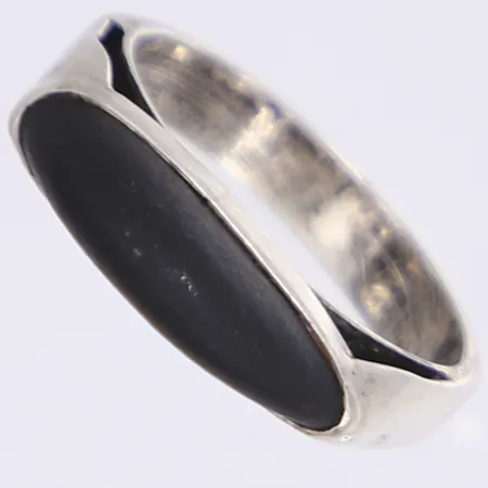 Ring med svart sten, stl 17¾, bredd 4-5mm, ostämplat silver Vikt: 4,2 g
