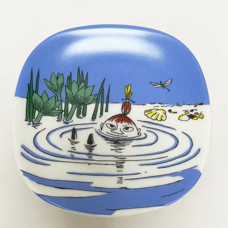 Väggfat Mumin, ca 12,5cm x 12,5cm, Arabia Finland, Lilla My simmar, Tove Jansson, porslin. 