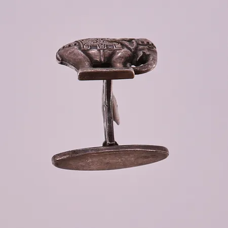 Udda manchettknapp, ca 13,5x15,5mm. 830/1000 silver  Vikt: 4,5 g