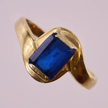 Ring med blå sten, stl: 17¼, bredd 1,7-11,5mm, 14K.  Vikt: 2,6 g