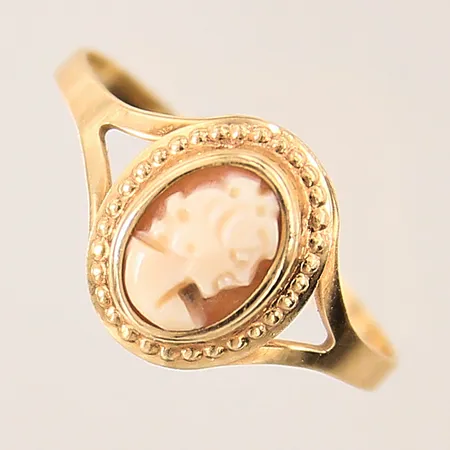 Ring med camé, stl 16½, bredd 1,5-10,8, 18K Vikt: 1,1 g