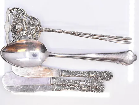 1 tång, 3 smörknivar, 2 skedar, längd 17 cm, 18 cm och 14 cm, silver 830/1000. Vikt: 207,3 g