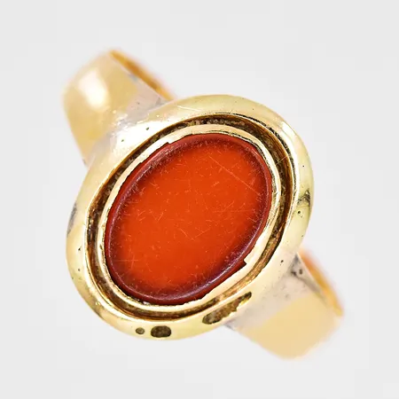 Klackring med karneol, stl 19¾, bucklig skena, sliten skena, 18K Vikt: 3,3 g
