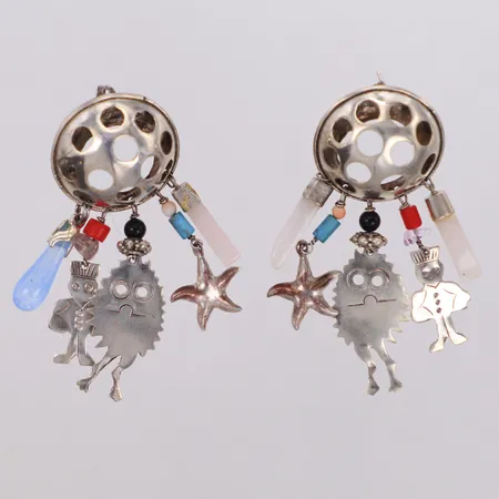 Ett par örhängen med färgade stenar, längd 62mm, bredd 25mm, 925/1000 silver Vikt: 16,5 g