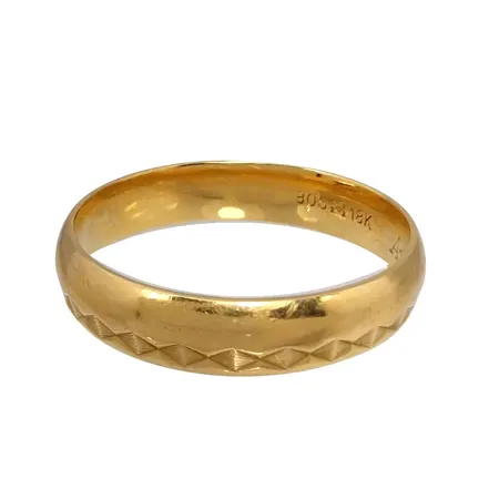 Ring, 18K guld, mönstrad runtom, Schalins Ringar AB (BÖS), svensk kontrollstämpel, Ø20¾ mm, bredd 5 mm, gravyr Vikt: 5,6 g