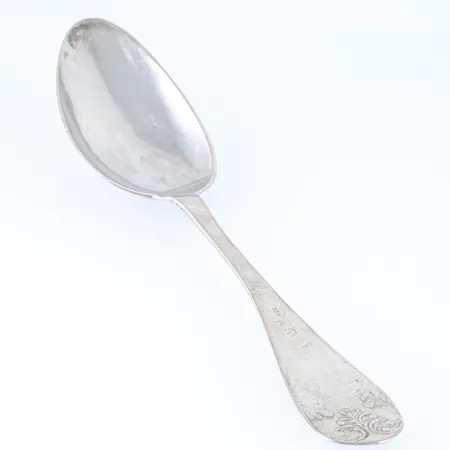 Antik sked i silver; tillverkad nån gång mellan 1821  1831 av Pehr Gadd i Umeå. Den är 19,5 cm lång och väger 29,2g. Monogramgravyr. 