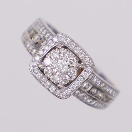 Ring med diamanter 1xca0,05ct + 18xca0,02ct + 20x ca0,01ct + 26x0,005ct, stl 15½, bredd: 2,9-9mm, Guldfynd, vitguld, 18K Vikt: 4,5 g