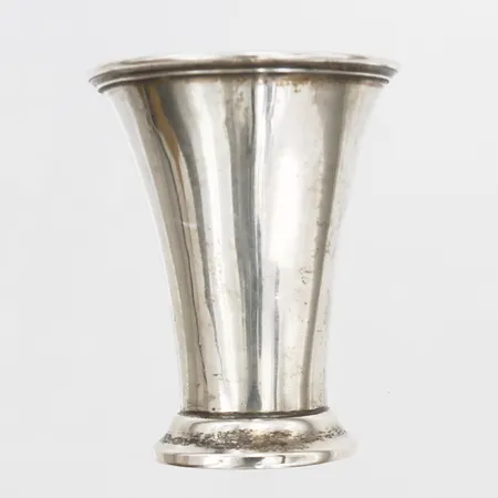 Pokal, gravyr, tillverkad 1903, höjd 48mm, Ø 40mm, silver  Vikt: 13,1 g