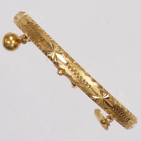 Barnarmring, mönsterdekor, 2 berlocker, caØ45mm, bredd 4,4mm, skev skena, 22K Vikt: 6,9 g
