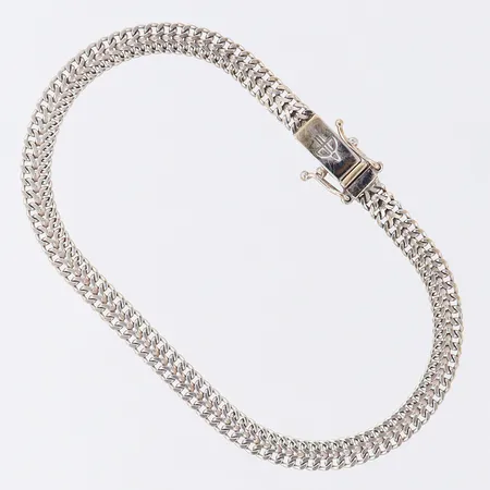 Armband Fiskben, längd 18cm, bredd 4,5mm, behov av omrodering, vitguld 18K.  Vikt: 7,9 g