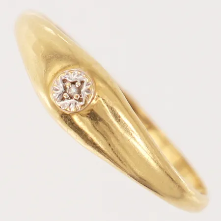 Ring med 8/8-slipad diamant 1 x 0,0075ct, stl: 19½, bredd 1,5-5,5mm, 18K.  Vikt: 1,5 g