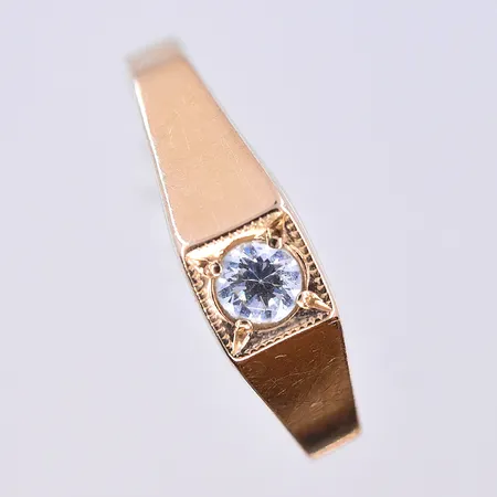 Ring med vit sten, stl 17½, bredd 2-5 mm, 18K. Vikt: 1,9 g
