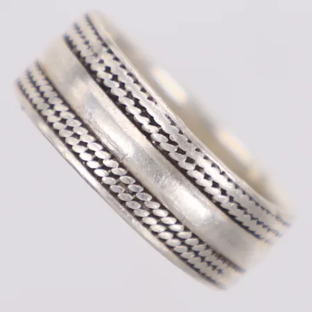 Ring, stl 22¾, bredd 9,2mm, skev, 925/1000 silver Vikt: 6,7 g