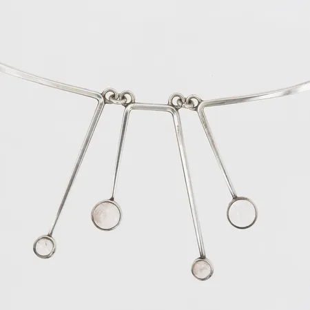 Collier med cabochonslipad rosenkvarts, tillverkad av Atelier Borgila AB, Stockholm 1968, längd ca 36cm, höjd på hänge 5cm, sterling silver Vikt: 15,2 g