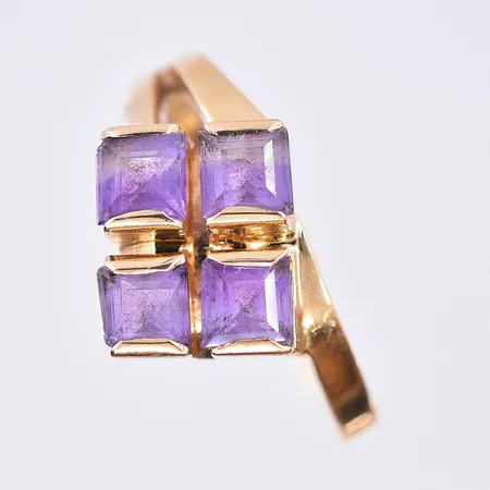 Ring med lila stenar, stl 18, bredd 2-9 mm, 18K. Vikt: 6 g